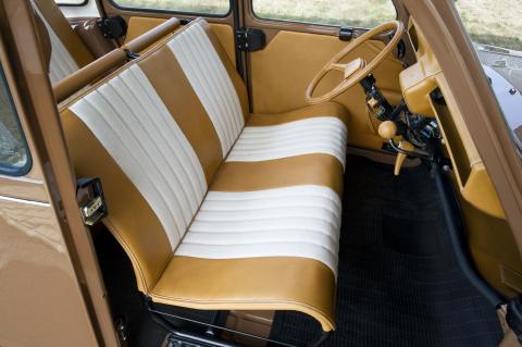 2cv_hermas_2008_interieur_av.jpg